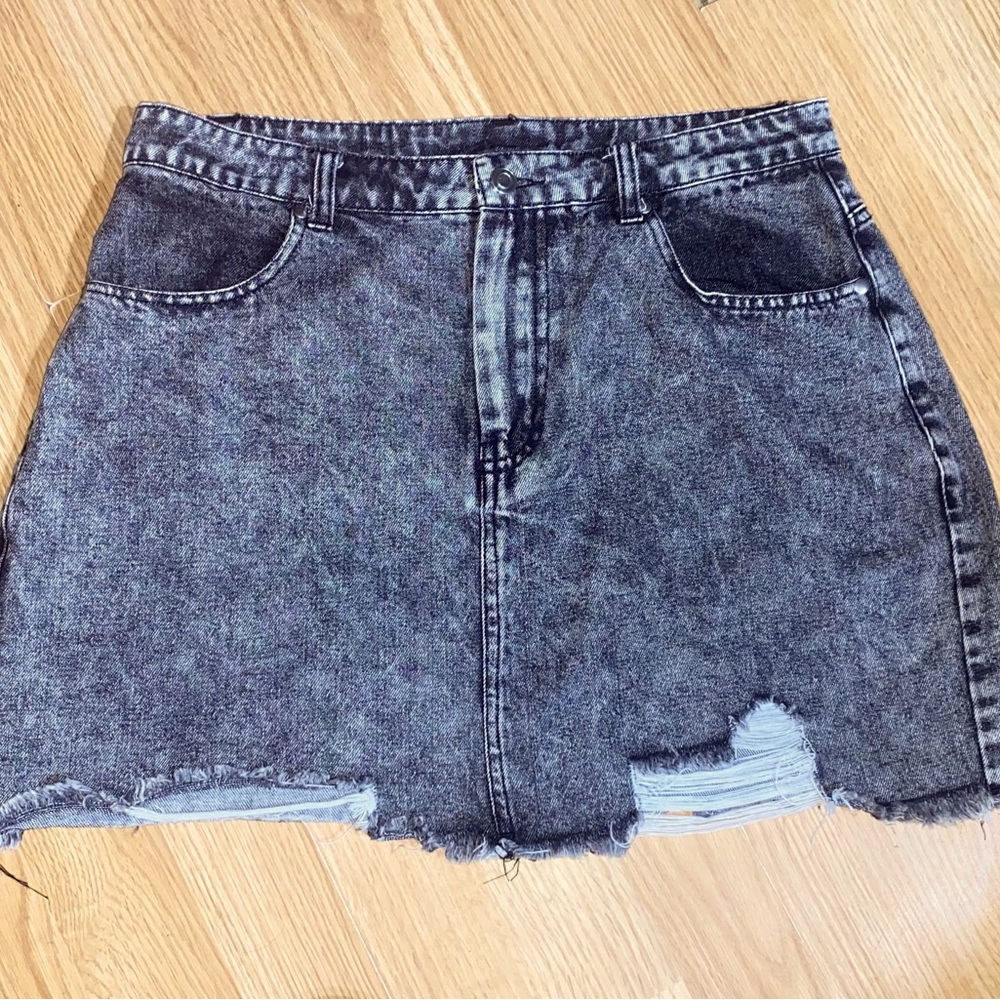🏷️🏷️HYFVE Medium women’s/juniors Black wash denim Jean skirt.